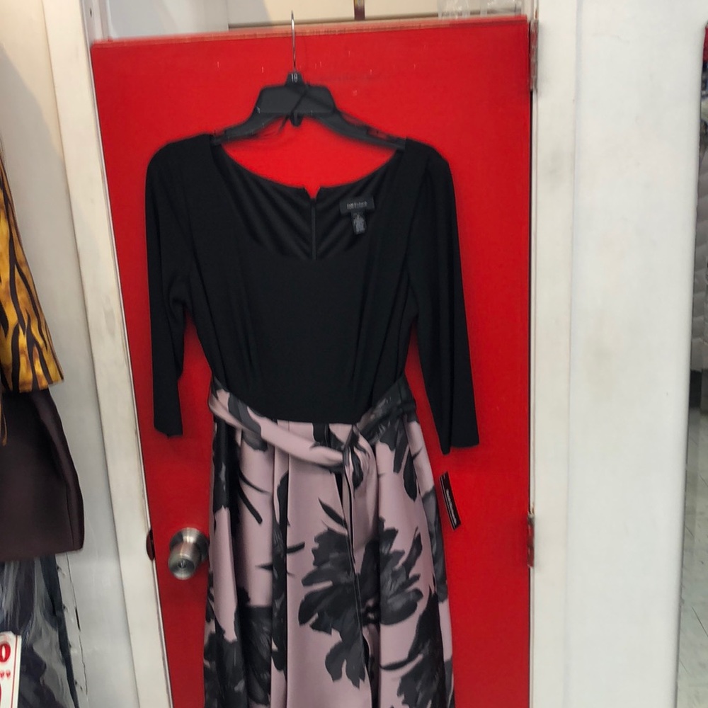 Beautiful dress! New and elegant